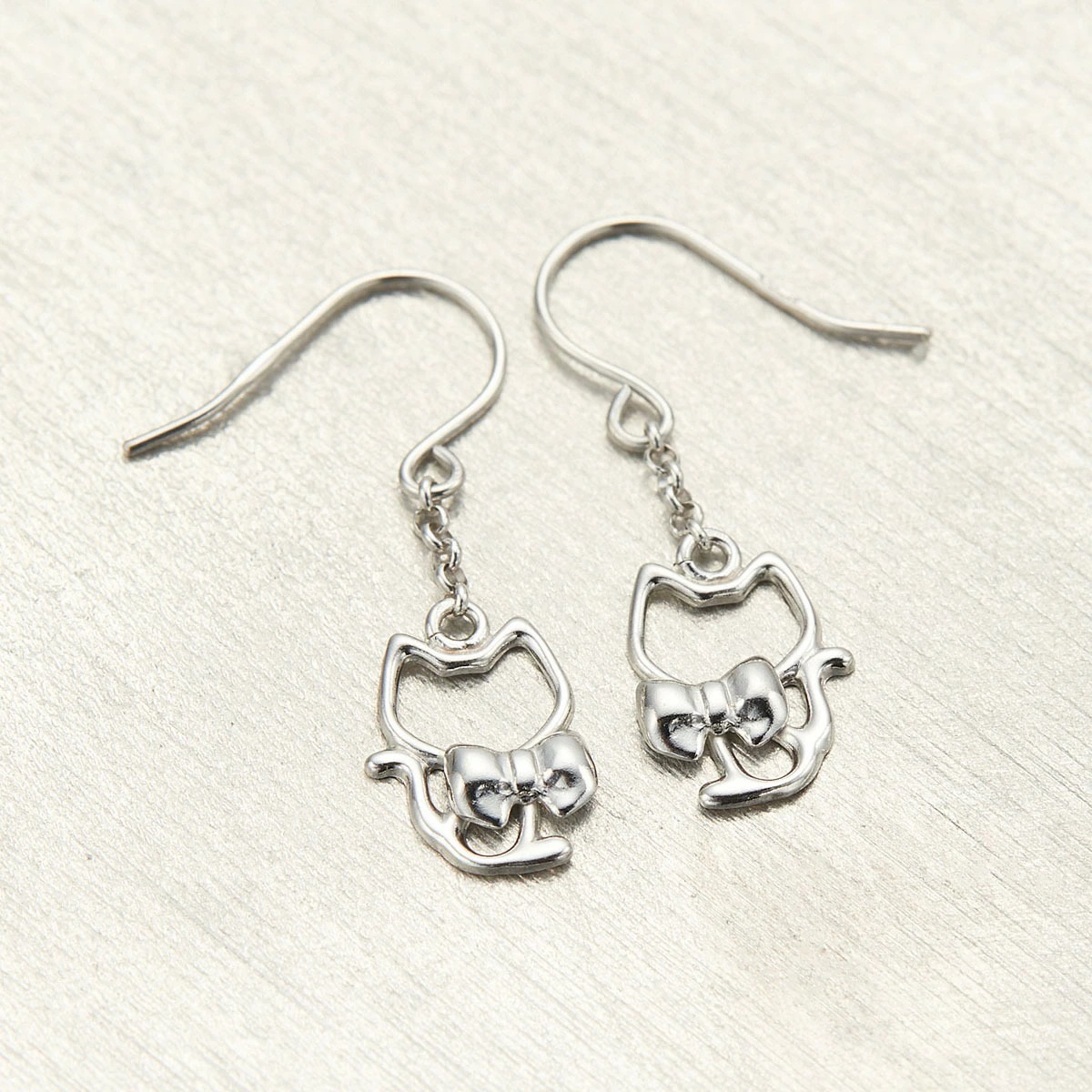 ピアス フック レディース 両耳用 me on... K10WG ネコ リボン 小さめ 揺れる