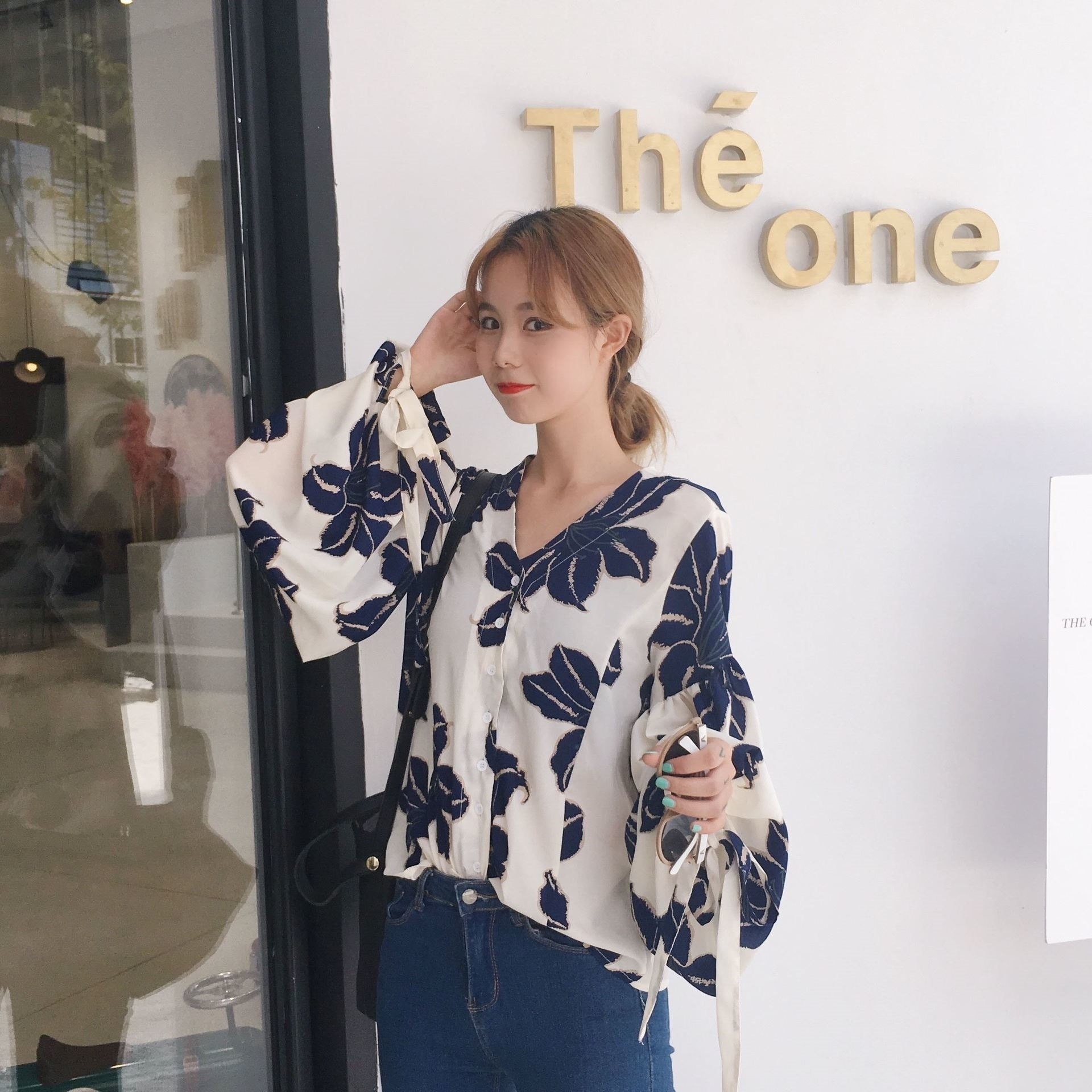 2417.大きな花柄長袖ブラウス（ホワイト）2019 春夏秋 カジュアル お出かけ 買い物 おしゃれ