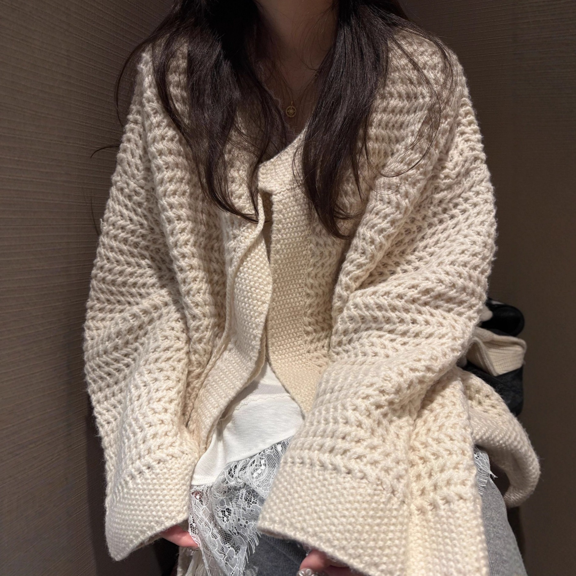 韓国風のリラックスした厚手のポンポンが付いたレディース用チャンキーニットカーディガン2025年秋冬厚手でスタイリッシュ