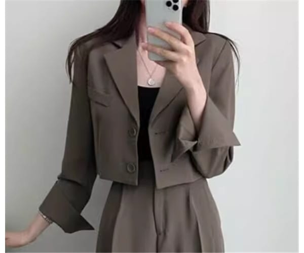レディース ジャケット スーツ アウター 上着 ショート クロップド丈 長袖 襟付き スーツカラー 異国風 ボタン 肩パッド入り かわいい 大人可愛い きれいめ シンプル カジュアル 上品 おしゃれ