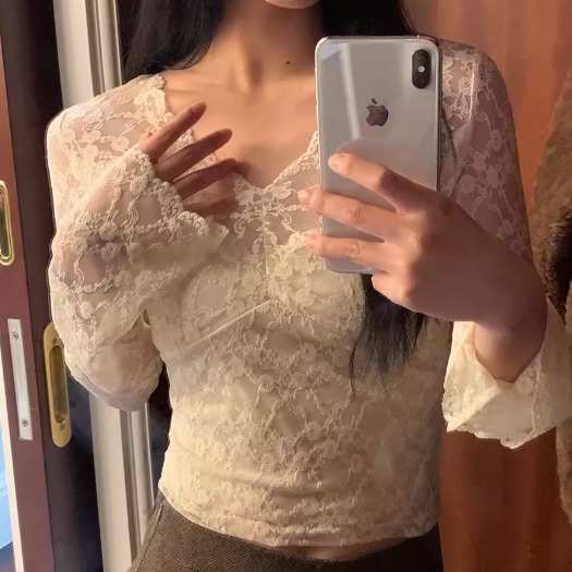 レディース トップス ブラウス ミニ ショート 長袖 Vネック 襟なし タイト スリム 細身 レース 透け感 かわいい 上品 おしゃれ ガーリー エレガント 主役級 存在感 とろみ感 抜け感 ラブリー