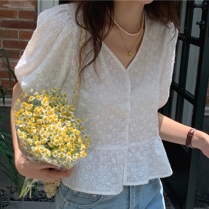 韓国 夏 刺繍 ジャカード シングル バックル Vネック ハスエッジヘム 半袖 シャツ トップス 女性 トップス シャツ 白シャツ ショート ミディアム丈 半袖 バブルスリーブ Vネック ストレート