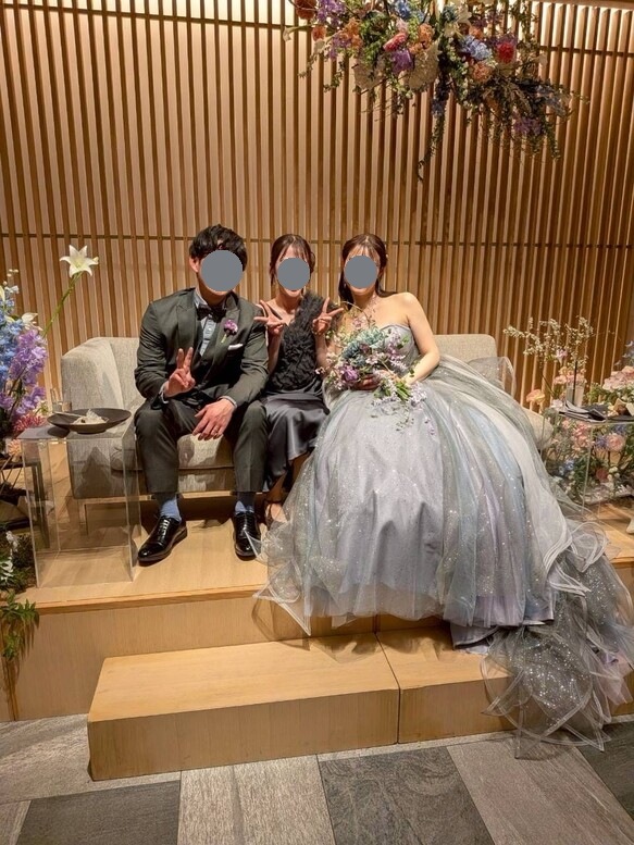 実例写真！ カラードレス グレー シークインチュール ウェーブ 華やかなトレーン ブライダル