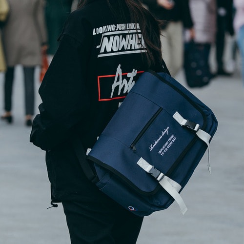 [ROIDESROIS] CLAP CLAP MESSENGER BAG 新商品 / バックパック/韓国ストリートブランド/韓国と日本の二番目に有名なバックパック / 新学期ギフト