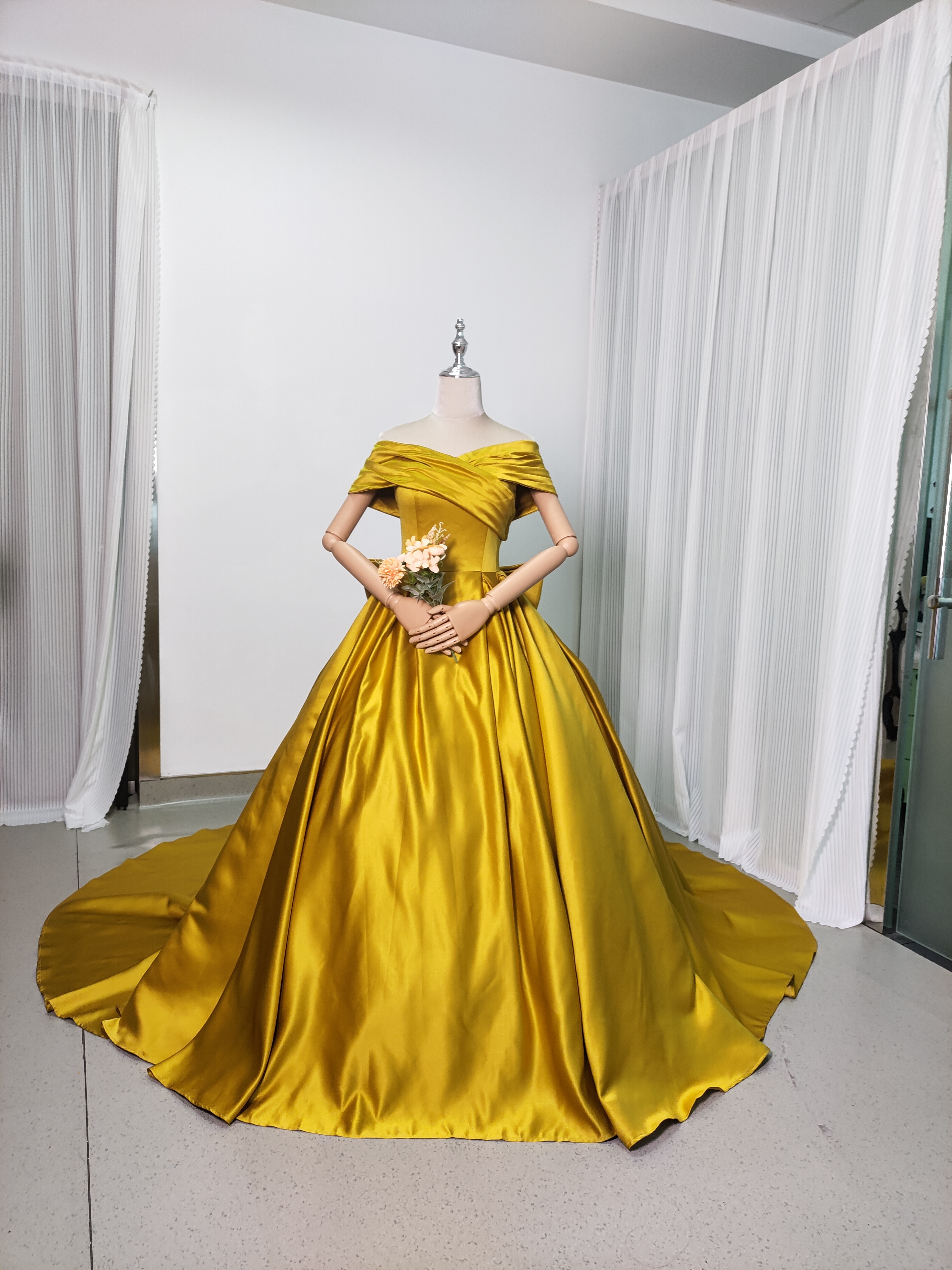 クラシカル カラードレス イエロー オフショルダー リボン 編み上げ ロングトレーン 披露宴