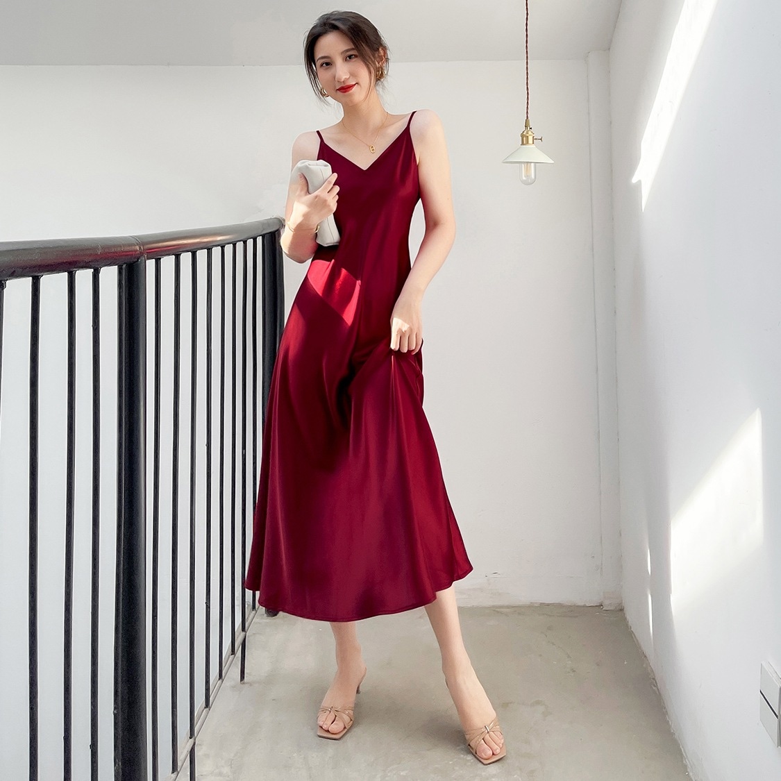 ワンピース レディース キャミソール ロング丈 ドレス 袖なし Vネック サテン フレア サテン きれいめ エレガント 主役級 無地 結婚式 二次会 パーティー モテ レッド 光沢感 イベント