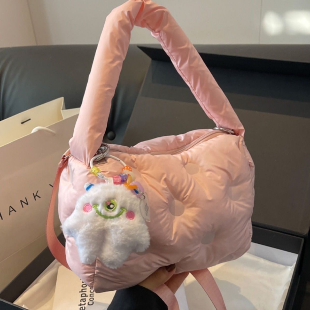 バッグ かばん 鞄 レディースバック ショルダーバッグ 斜めかけ ナイロンバッグ ファスナー 長方形 便利 軽量 かわいい 大人可愛い きれいめ シンプル 上品 おしゃれ かっこいい カジュアル