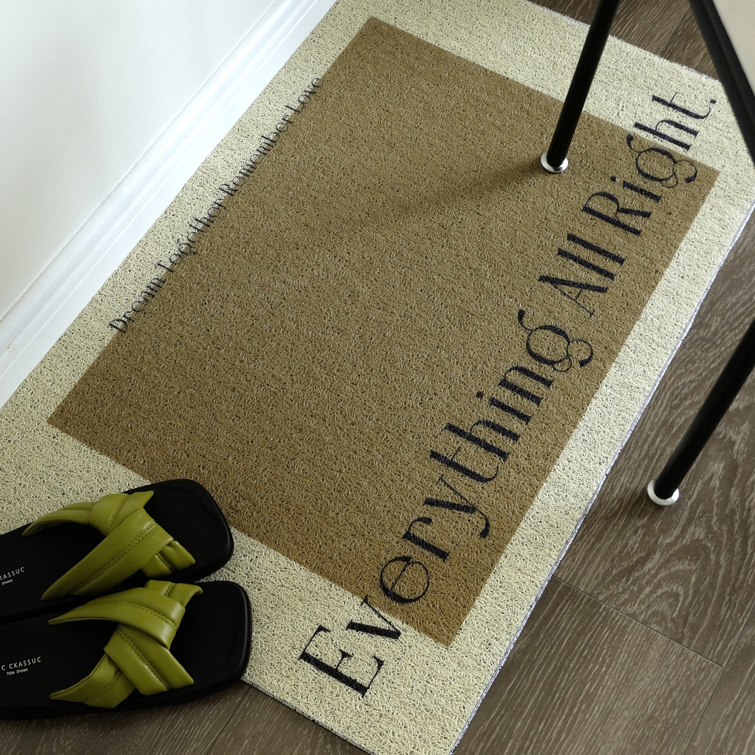 玄関マット 屋外 室内用 ドアマット 英字柄 ラグ 絨毯 滑り止め 洗える お手入れ簡単 おしゃれ レトロ 泥落とし 長方形 ベランダ 多用途