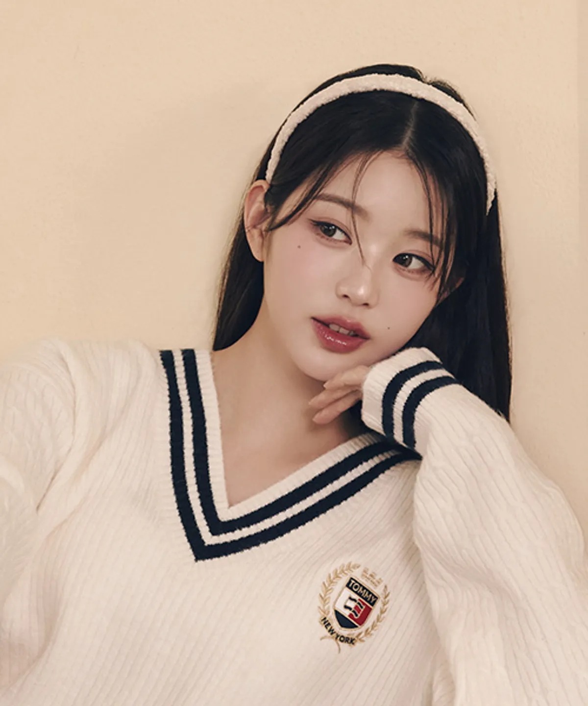 [MUSINSA EDITION] V-neck crest cable sweater (T32E7KTO44TWT1YBH) 限定版 IVE チャン·ウォニョン モデル着用 韓国の人気ファッション