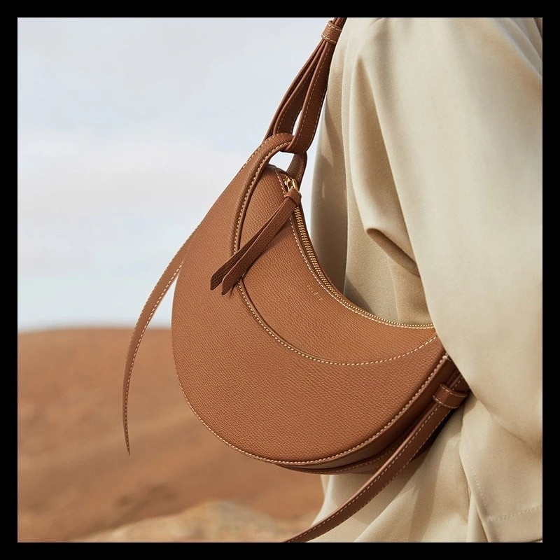 ニッチデザインショルダーバッグ L サイズ 通勤用 気質アップ 斜め掛け・脇下バッグ両用