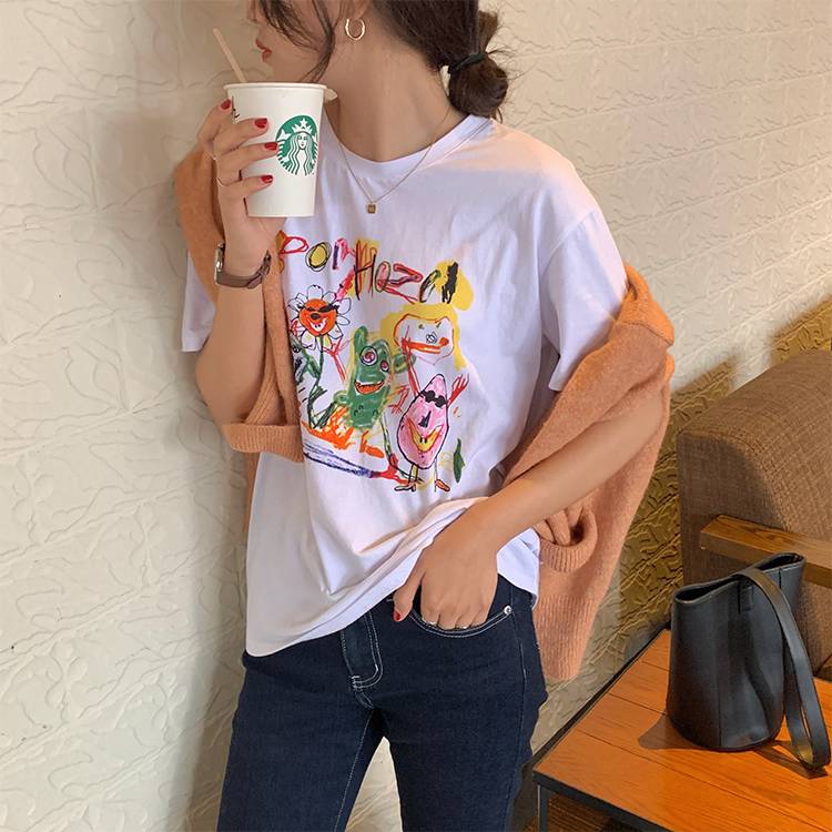 Tシャツ トップス カットソー クルーネック プリント 手書きプリント 半袖 ペイント風 落書き風 スタイル 体形カバー フェミニン 大人女子 モダン シンプル マニッシュ カジュアル きれいめ かわ