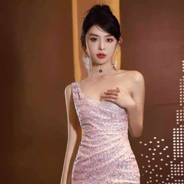 ダイヤモンドの装飾が施された豪華で高級感がありセクシーでエレガント洗練されたイブニングドレスの女性用ストラップレスミニドレス