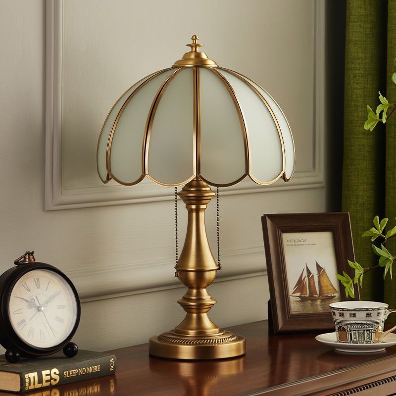 中国標準220 vヨーロッパの贅沢品すべての銅製デスクランプベッドルームベッドサイドランプリビングルーム勉強微調整アメリカンレトロモダンウォームランプ
