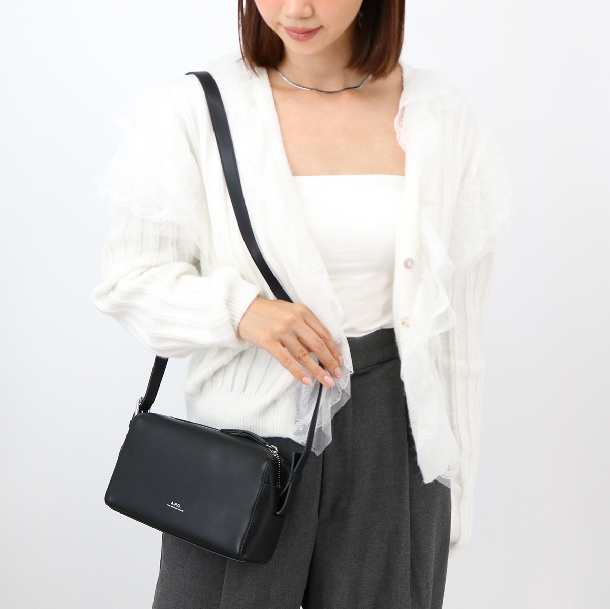 ショルダーバッグ PUAAT H61821 CAMERA BAG NINO ニノ カメラバッグ 斜め掛け クロスボディ レディース メンズ ユニセックス ロゴ 鞄