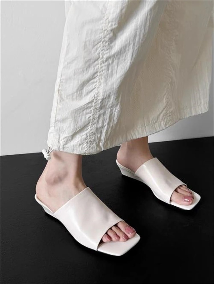 早い者勝ち 2025夏新作 スローピングヒールサンダル ミッドストラップシンプルデザイン 夏向け快適履きやすい