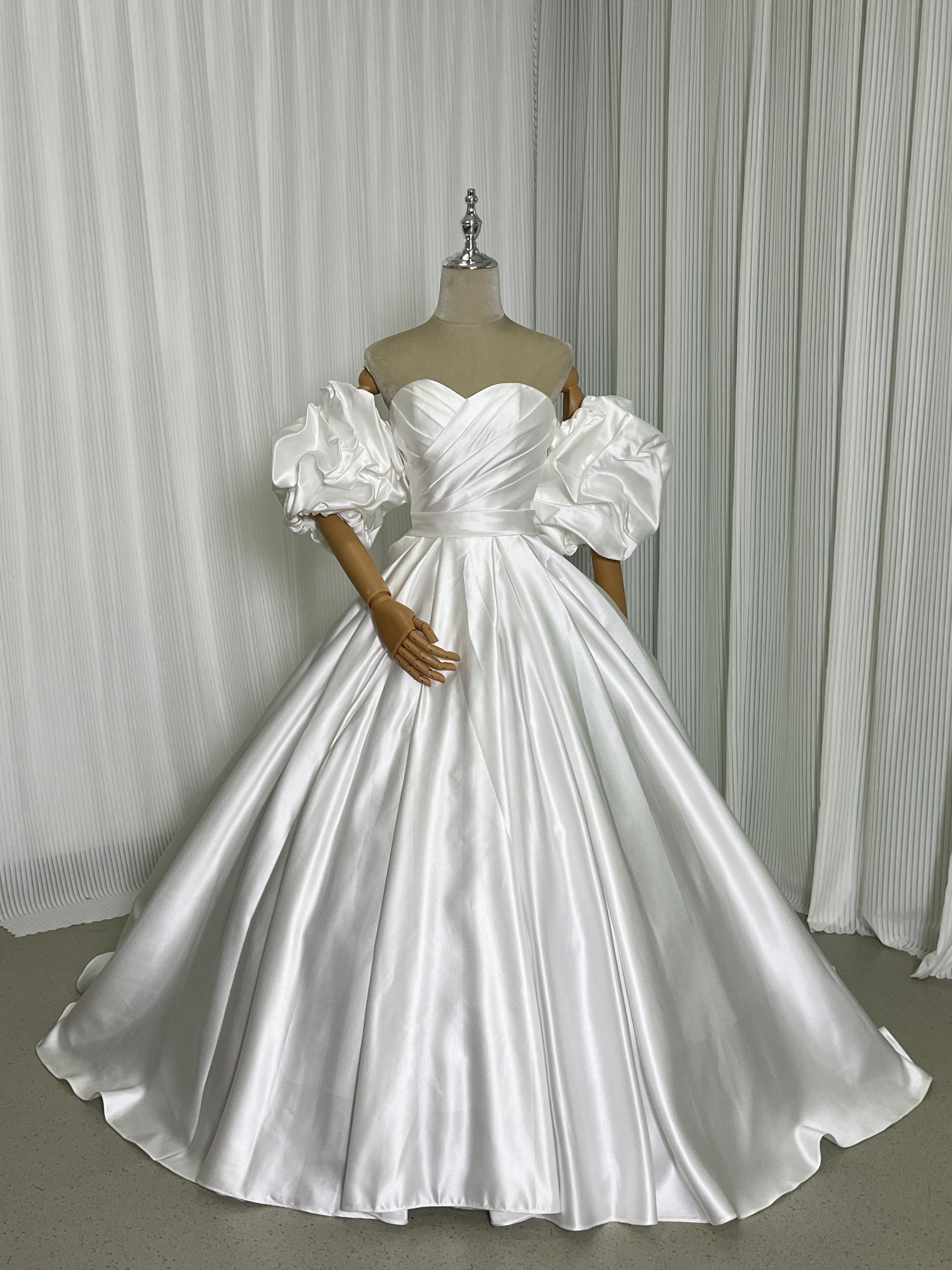 ウエディングドレス 光沢サテン ベアトップ フリル袖 リボン ロングトレーン 編み上げ 結婚式