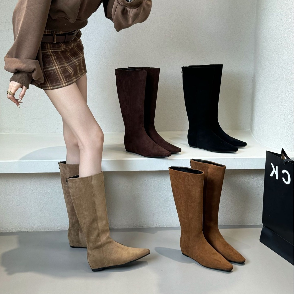 内側の高さの増加2024秋と冬の新しい韓国語バージョン快適なスエード先のとがったハイブーツスモールスクエアワイドブーツマーティンブーツロングブーツ