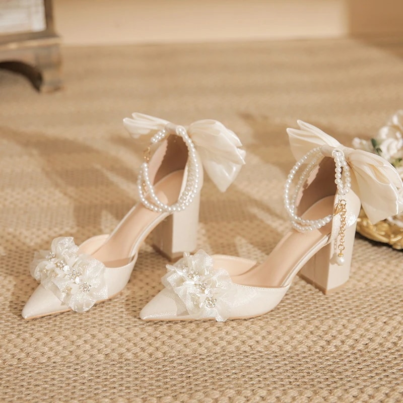 2025年新型リボン1字中空靴付き女性太と包頭浅口ドリル花嫁結婚靴単靴