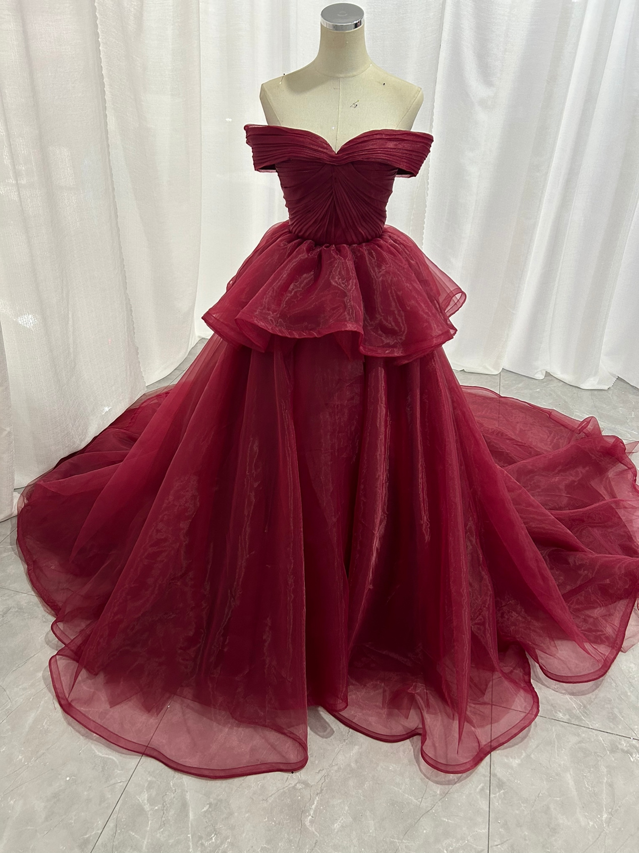 カラードレス ボルドー色 オフショルダー 上質オーガンジー ファスナー 華やかなトレーン 花嫁 前撮り オリジナルドレス
