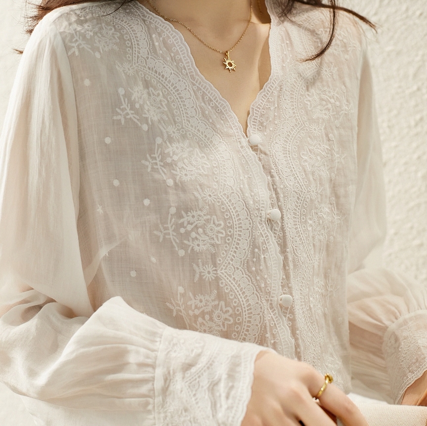 ランタンスリーブ トップス シャツ ブラウス 白トップス 袖あり 長袖 萌袖 Vネック 襟なし ストレート Iライン 刺繍 前開き 透け感 麻 薄手 かわいい 大人可愛い きれいめ シンプル