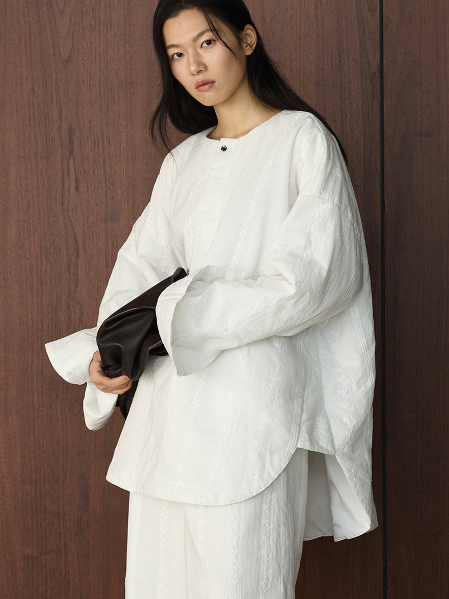 冬の新型韓国版シンプルカジュアル丸首レース二重綿服がゆったりしていてやせていて暖かいコートの女性がいます
