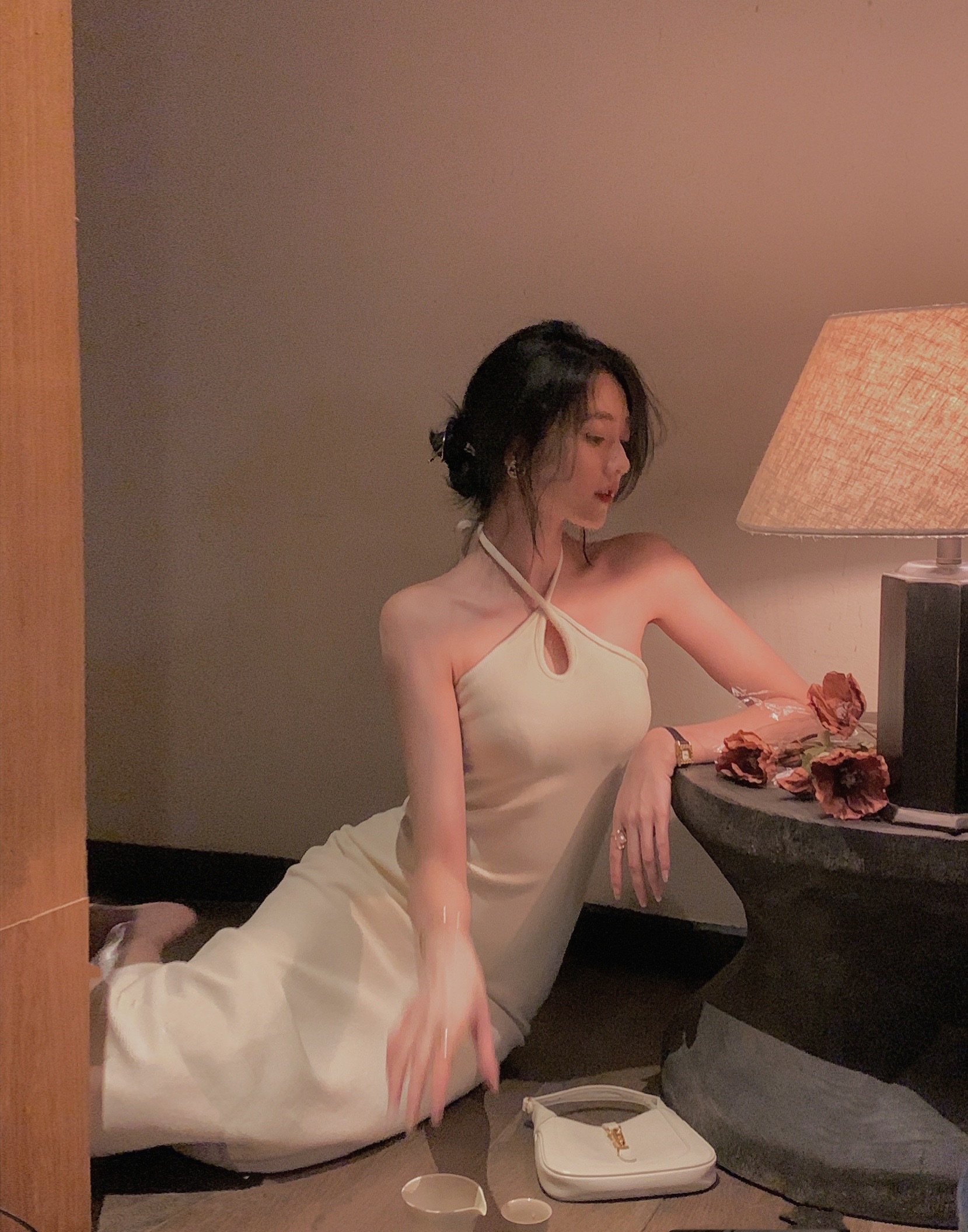 鎖骨ドレス 女性 夏 ニット ホルターネック ノースリーブ レトロ デザイナー ハイエンド ニッチ スカート ベージュ ブラック S L ワンピース 膝丈 ひざ丈 袖あり かわいい 大人可愛い