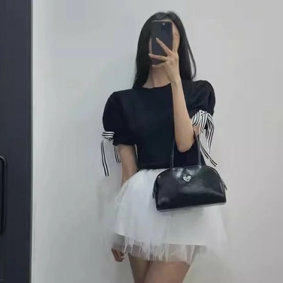 サマーセーター レディース トップス 半袖 ラウンドネック プルオーバー パフスリーブ リボン ストライプ カジュアル お出かけ おしゃれ キュート 可愛い きれいめ 黒 ブラック 女性 ファッション