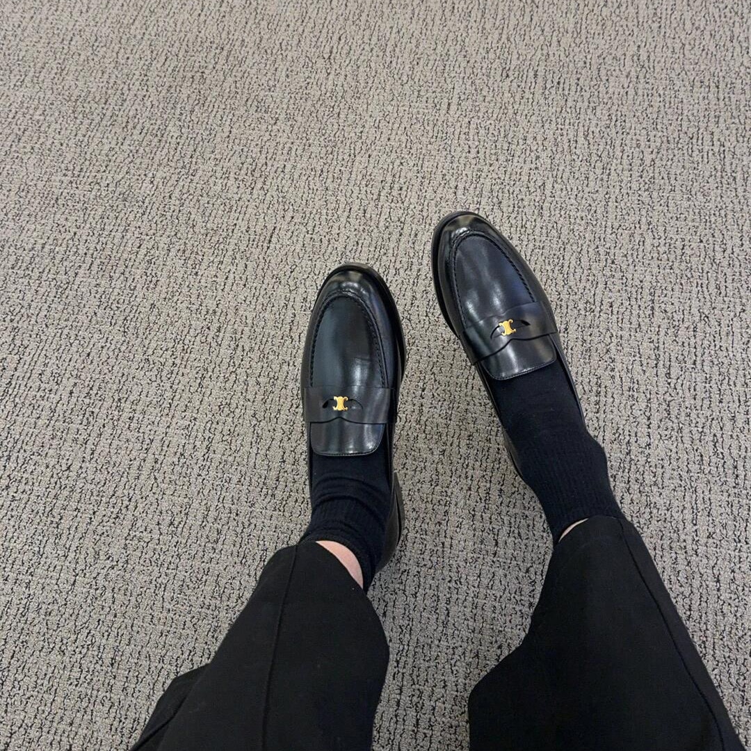 11 Cowhideバージョン本物の革の小さな金のバックル女性のための小さな革の小さな金色の革の靴イギリスの怠zyな人々スポーツローファーメアリーゼンシングルシューズ 2222222