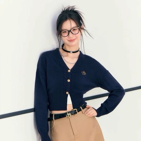 ニットカーディガン レディース Vネック 長袖 ショート丈 クロップド丈 ケーブル編み ロゴ 刺繍 金ボタン ケーブルニット スリム タイト かわいい ガーリー カジュアル おでかけ おしゃれ