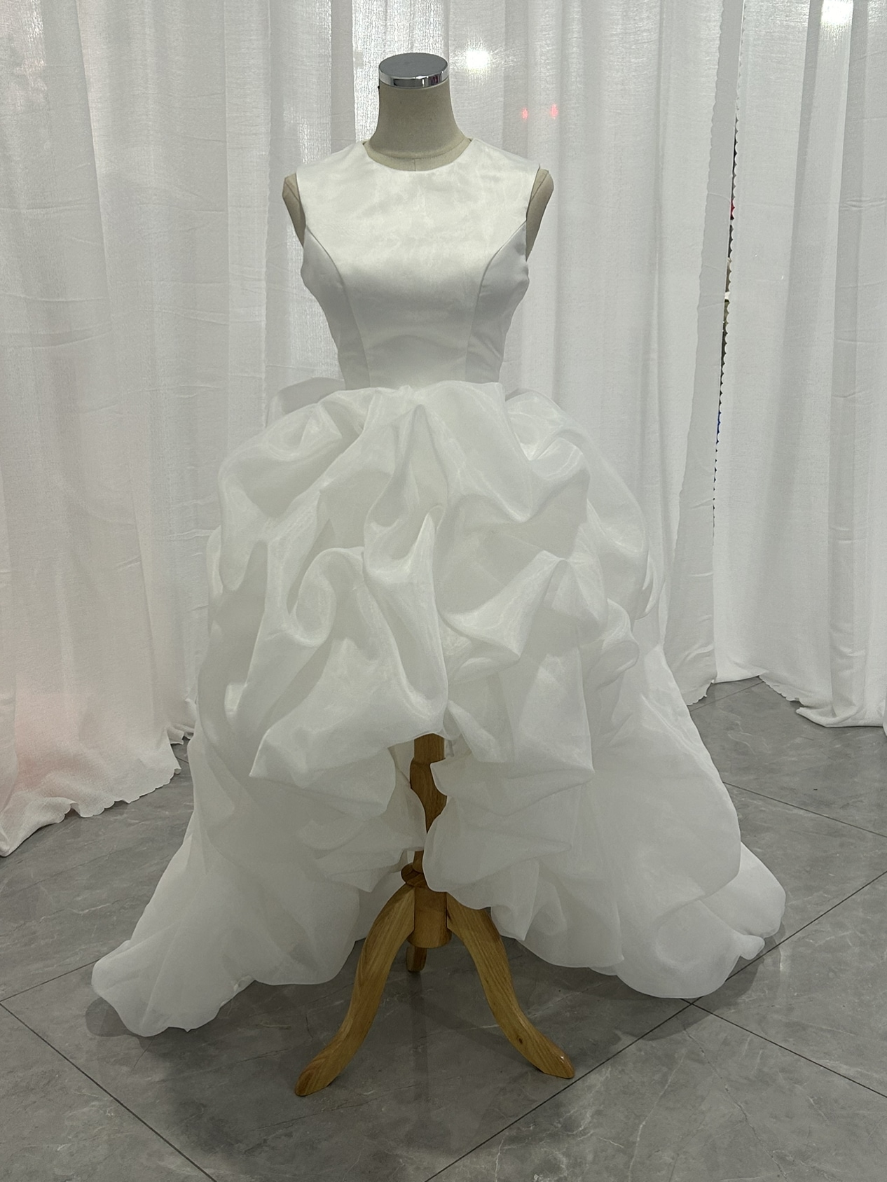 ウエディングドレス オフホワイト ラウンドネック ノースリーブ アシンメトリードレス フィッシュテール 前撮り