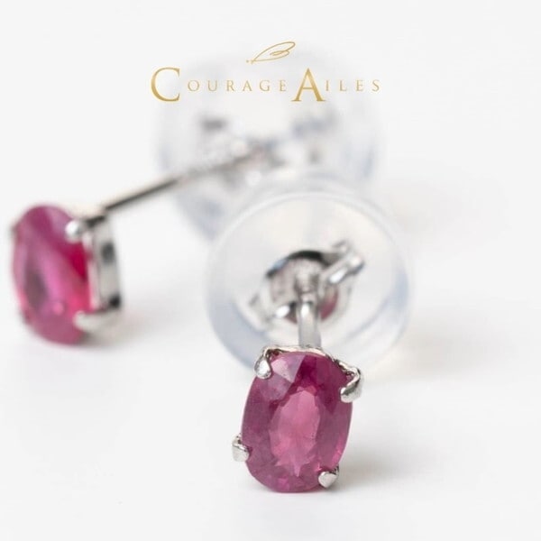 Courage Ailes EDA-1470RU ピアス (7月誕生石 ルビー 天然石 カラーストーン Pt900 プラチナ ペンダント結婚祝い 記念日 誕生日 華奢 贈り物 シンプル 4本爪)