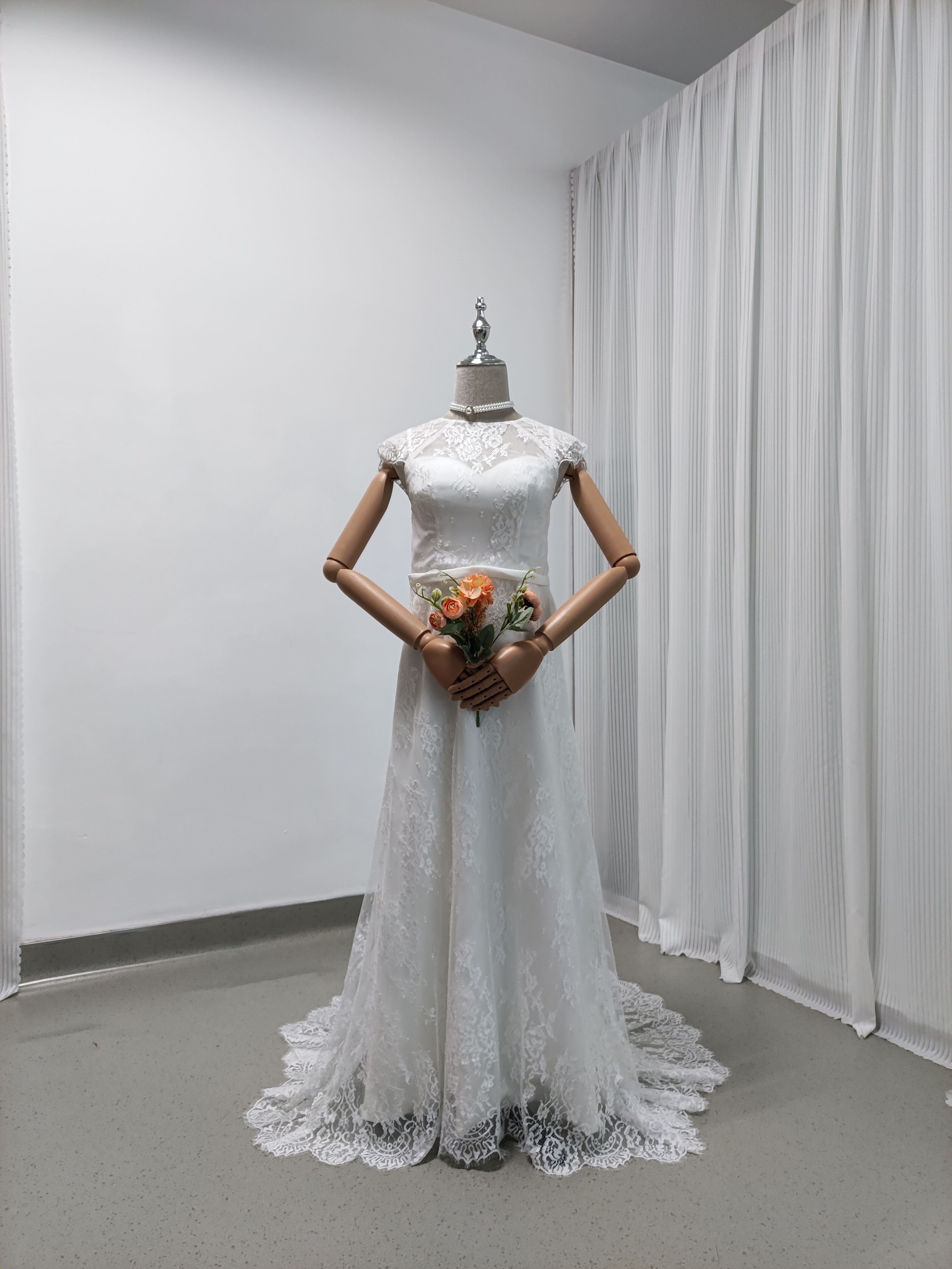 ウェディングドレス 贅沢な小花総レース ノースリーブ ファスナー 華やかなトレーン 結婚式