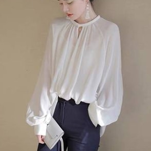 ブラウス 長袖 バルーンスリーブ シフォン 透け感 薄手 無地 かわいい 大人可愛い きれいめ シンプル カジュアル 大人 上品 おしゃれ 大人カジュアル 大人女子 こなれ感 キュート