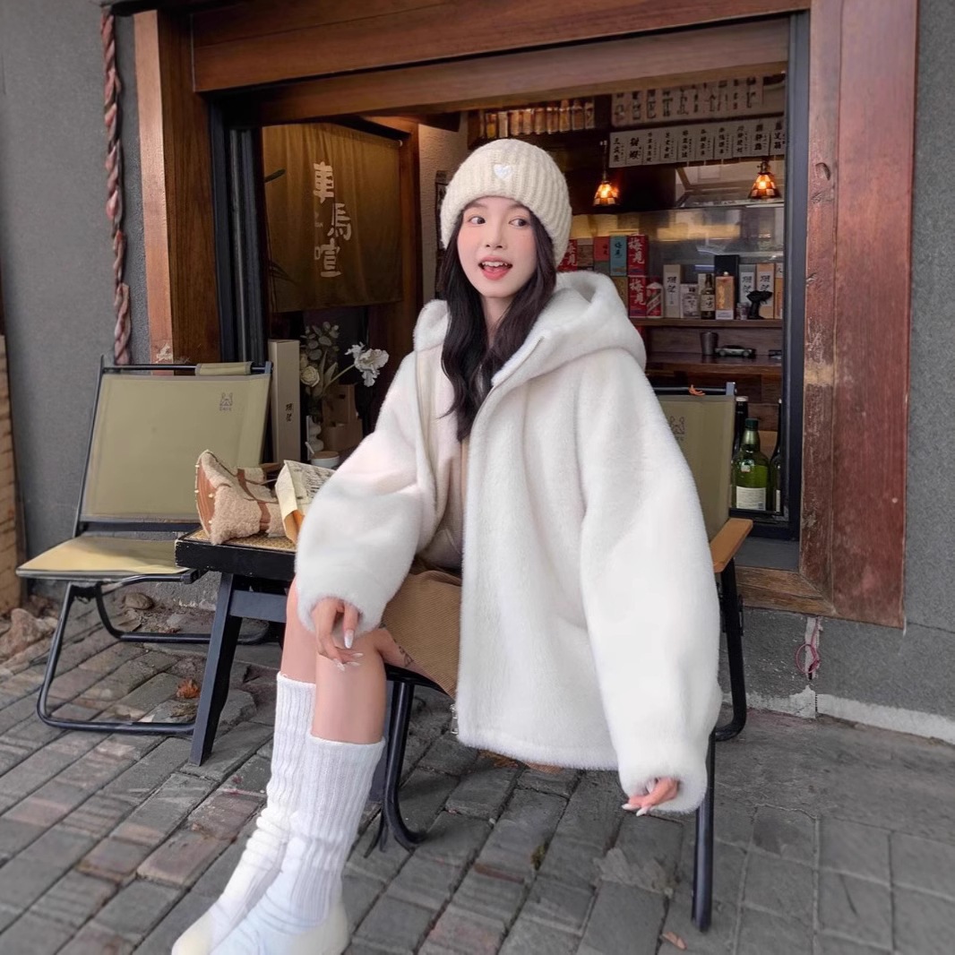 2024 新しい冬スタイル毛皮統合環境に優しいミンクベルベットショートフード付き毛皮コート女性のための若い毛皮コート