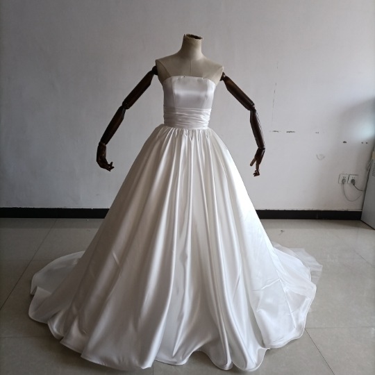 即納！豪華！オフホワイト ドレス Aライン ベアトップ サッシュベルト 華やかなトレーン 結婚式/披露宴/二次会