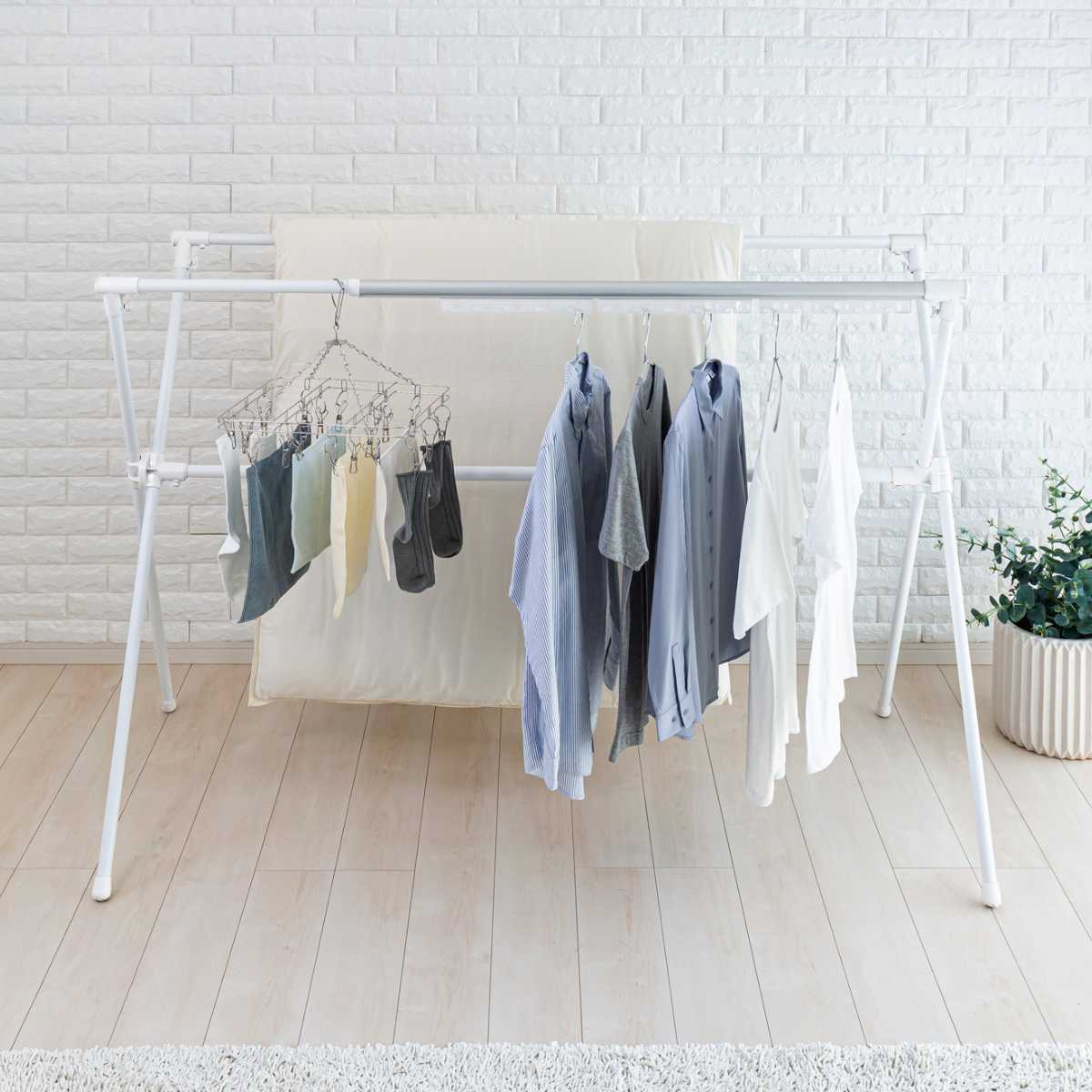 物干し 洗濯物干し 布団干し 伸縮式 X型 幅 134ー230cm 物干しスタンド 伸縮 ハンガーホルダー付き 折り畳み 室内用物干し 大容量 組み立て簡単 コンパクト 収納 ホワイト