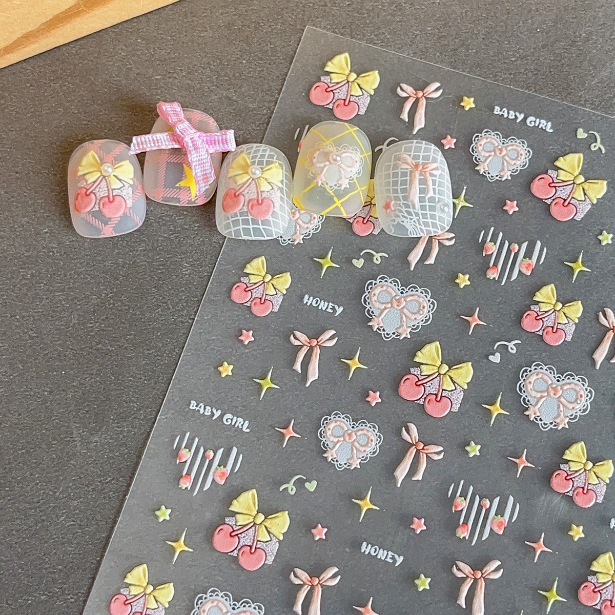 【1点ご購入 で10点プレゼントいたします】エンボスチェリーリボンネイルシール甘いハートの星飾りシール