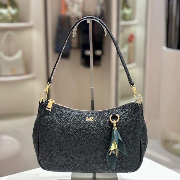 DCBA4E542BK ブラックチャーム付きレザーショルダーバッグ