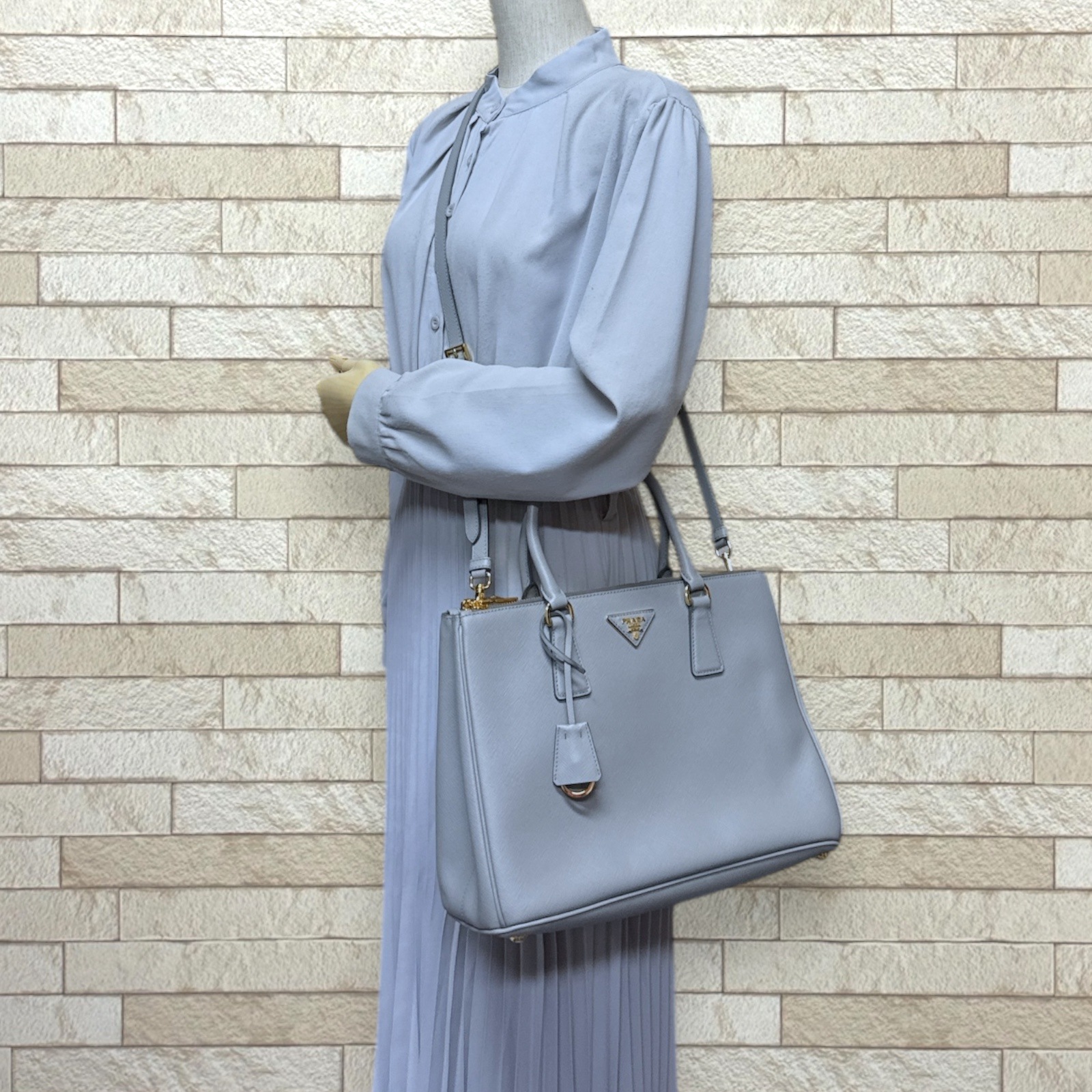 プラダ ガレリア ラージ サフィアーノ ショルダーバッグ レザー 1BA274 グレー PRADA 中古