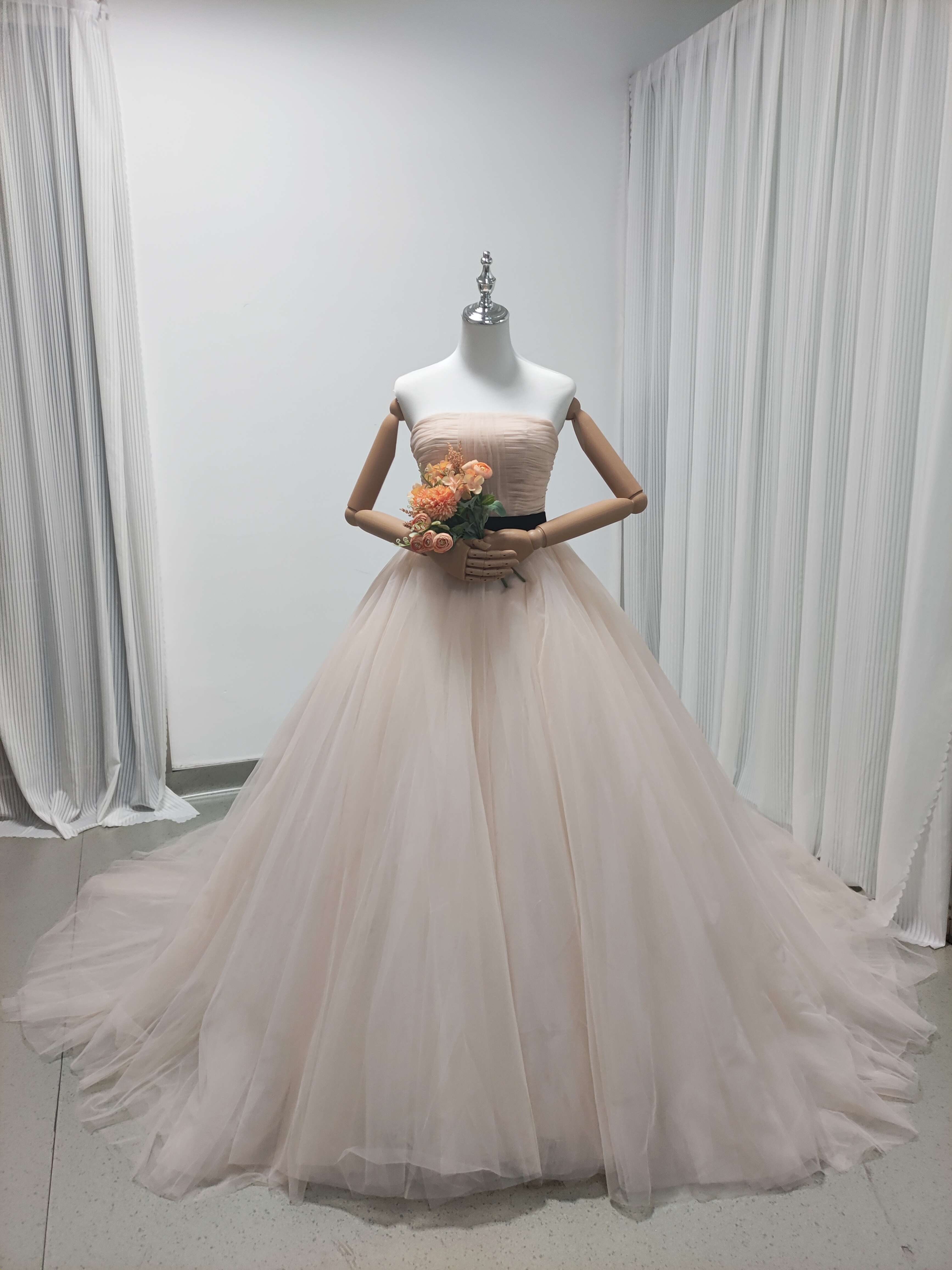 カラードレス ベアトップ 薄シャンパンの色 ベルト チュールドレス 二次会 前撮り