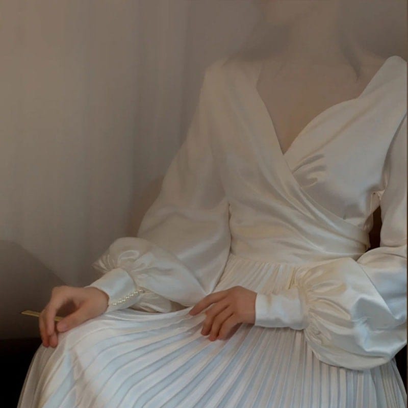 フランス式の軽いウェディングドレスの春の新型の花嫁の旅は簡単なドレスをたたいて証明書の白いスカートの女性を受け取ります