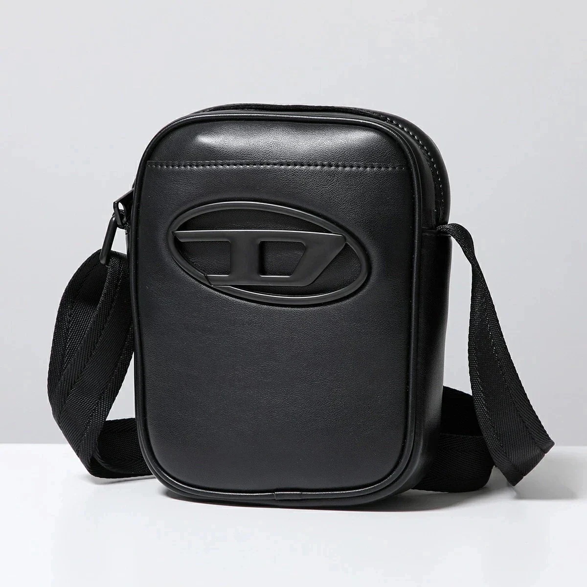 DIESEL ディーゼル ショルダーバッグ Holi D Crossbody X09881 P5925 メンズオーバルD フェイクレザー 鞄 T8013 BLA