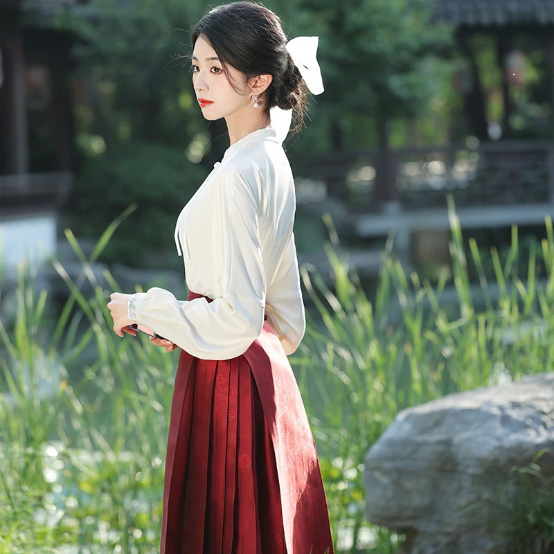 ワンピースドレスドレスゴールデンチャイニーズスタイルのスタイル刺繍馬の顔のスカートレッドスーツ2025