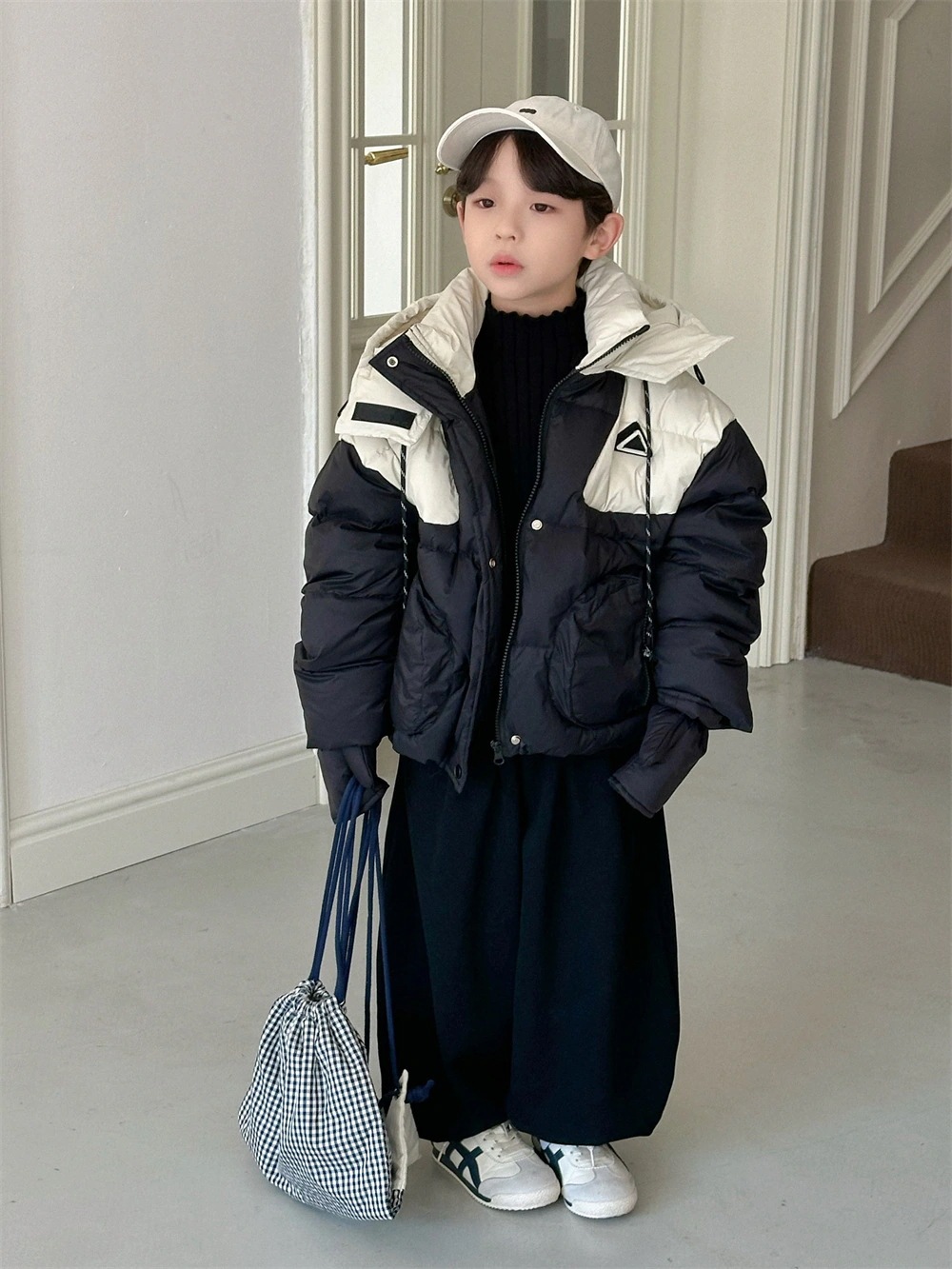 子供服の男の子用帽子付きダウンジャケット24新型韓国系色合わせ帽カジュアル厚手ダウンジャケット