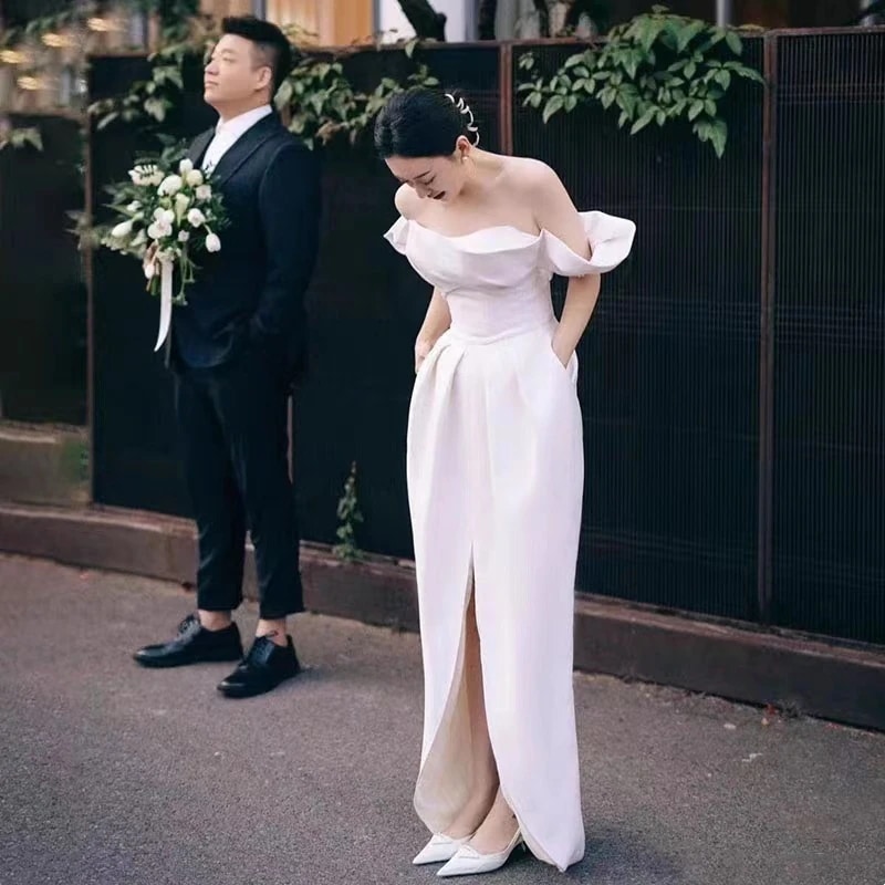 フランスのサテンの軽いウェディングドレスの花嫁は肩の白い婚約ドレスの小柄な気質をシンプルにして外出します