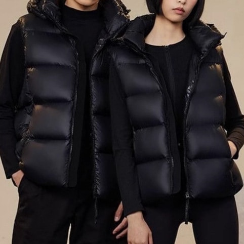 黒とゴールドのグースダウン防寒ベスト厚みのある 2024 冬の新韓国版ハイエンド男性と女性のフード付きカップルベストダウンジャケット