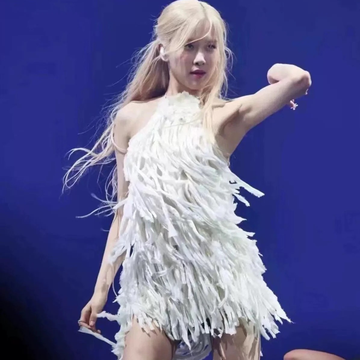 パク・チェヨンローズとホルターネック不規則kpopステージパフォーマンス衣装