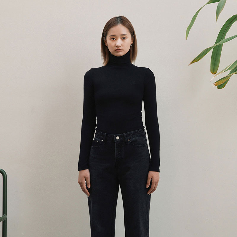 UL:KIN Logo Embroidery Tight Turtleneck Knit