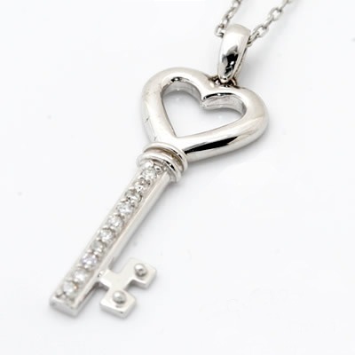 直線に輝くダイヤの煌き10個のダイヤが煌く オープンハート鍵モチーフネックレス 発送目安：２３週間