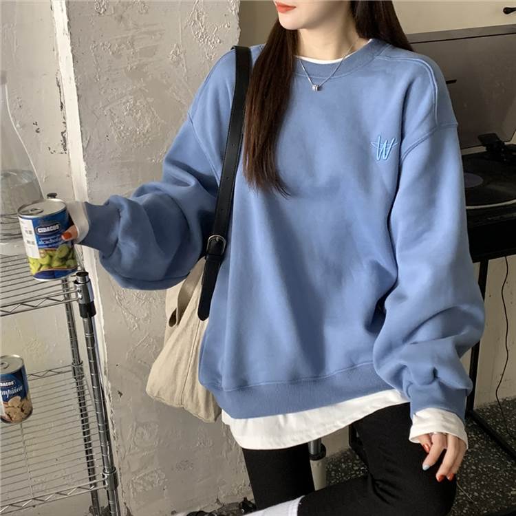 重ね着風ラウンドネックトレーナートップスプルオーバーミディアム丈袖あり長袖ドロップショルダー萌袖襟なし刺繍かわいい大人可愛いシンプルカジュアル大人おしゃれお洒落大人女子こなれ感ルーズロゴ春秋1020レ